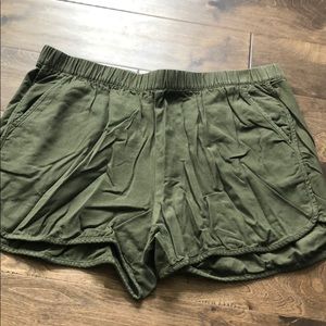 Madewell green pull on shorts